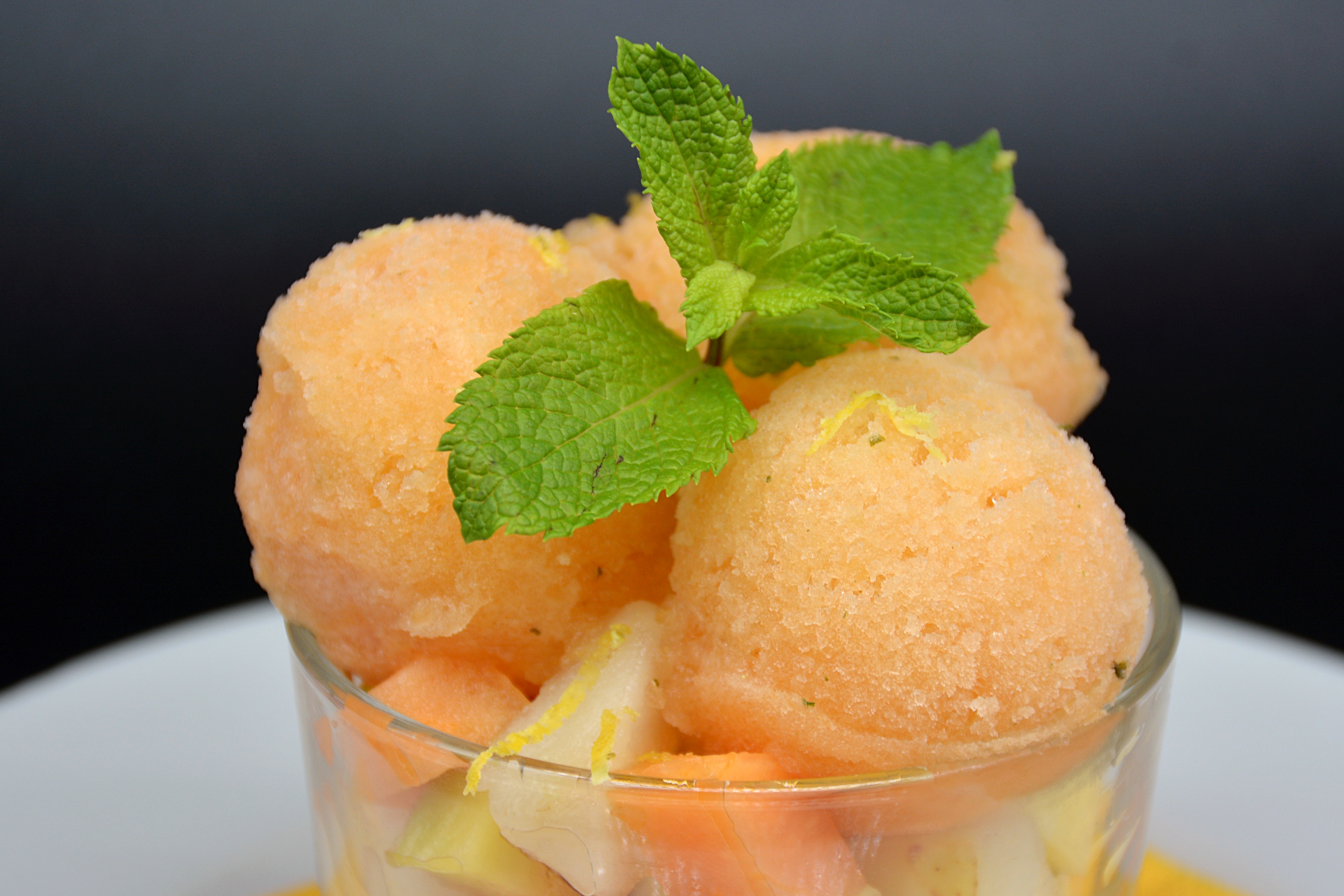 Macedonia con sorbetto  al melone
