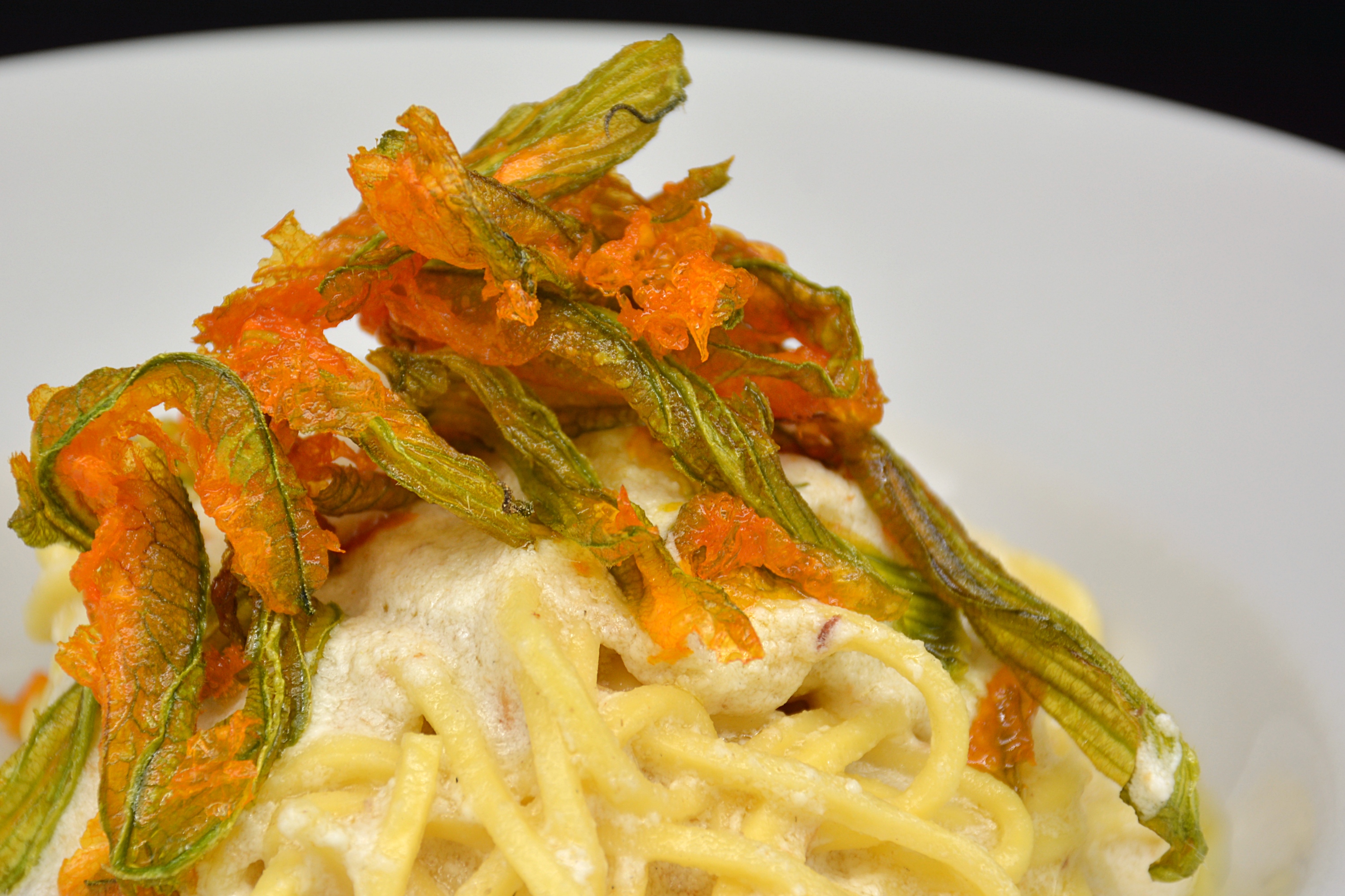Tonnarelli con alici fiori di zucca e ricotta