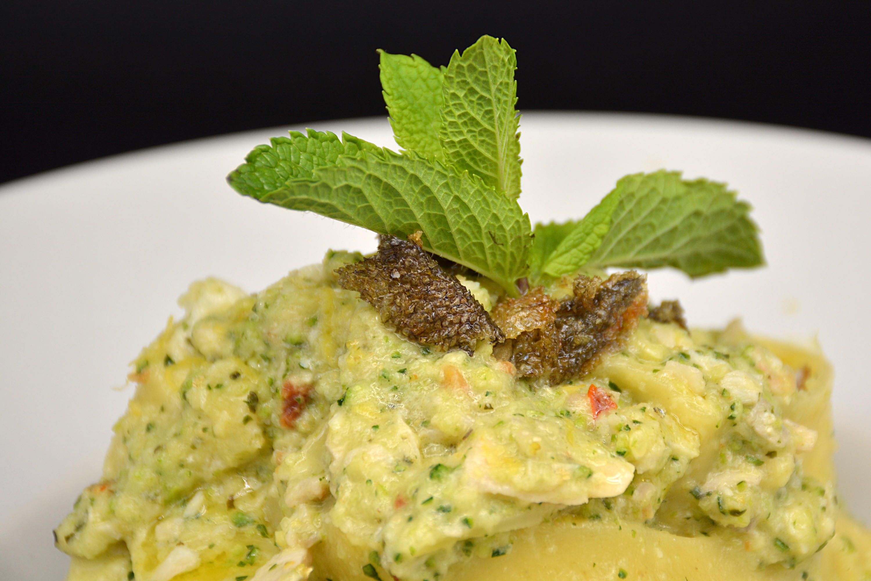 Pappardelle con pesto di zucchine, trota e mandorle tostate